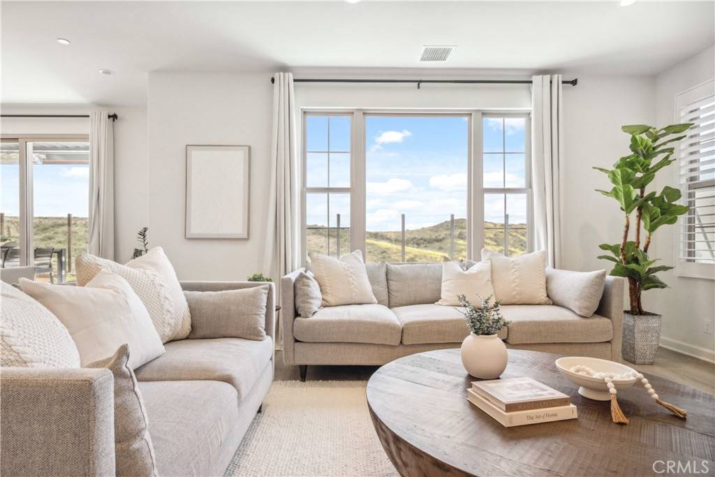 Irvine, CA 92618,208 Canterbury