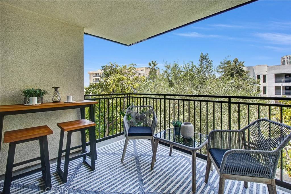 Los Angeles, CA 90024,1340 S Beverly Glen BLVD #113