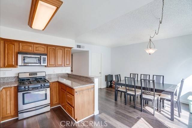 Woodland Hills, CA 91303,22038 Vanowen ST #215