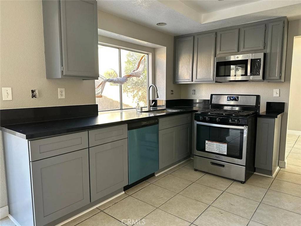 Fontana, CA 92337,15476 Old Castle RD