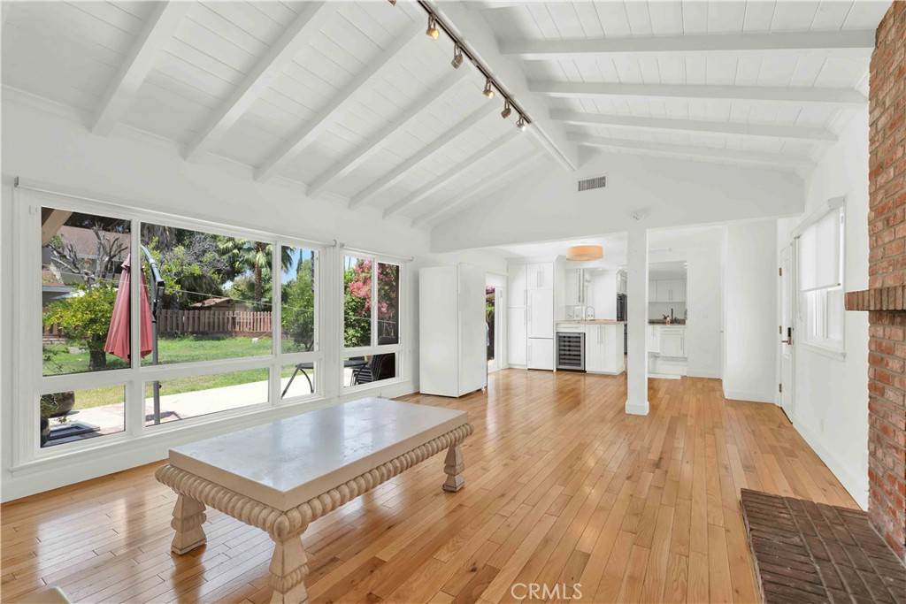 Tarzana, CA 91356,5701 Corbin AVE