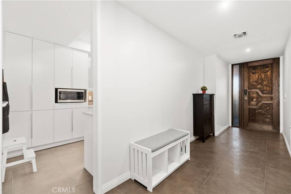 Beverly Hills, CA 90212,141 S Linden DR #203