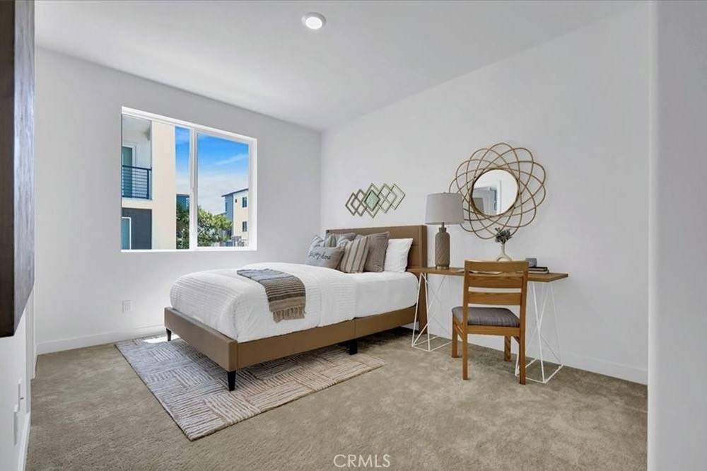 Irvine, CA 92618,275 Lynx