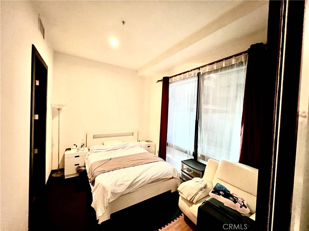 Los Angeles, CA 90017,655 S Hope ST #607