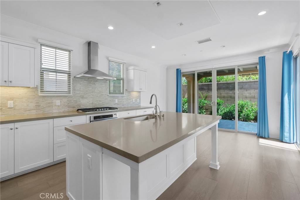 Irvine, CA 92620,90 Decker