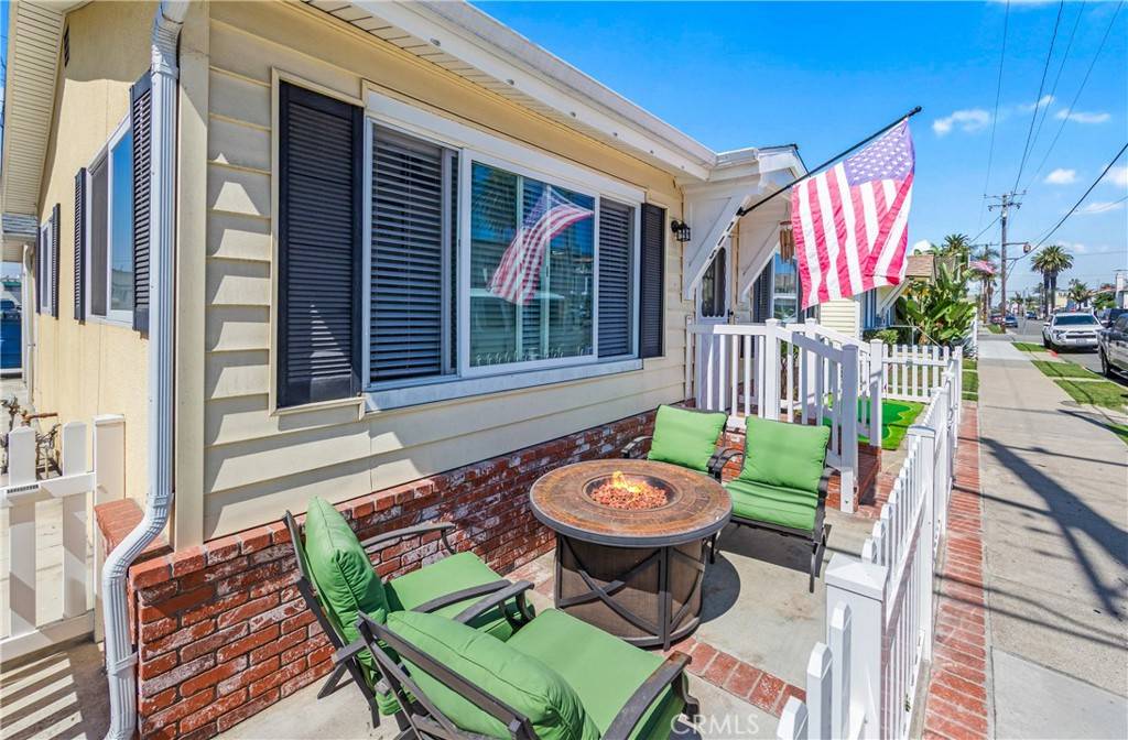 Huntington Beach, CA 92648,715 Olive AVE