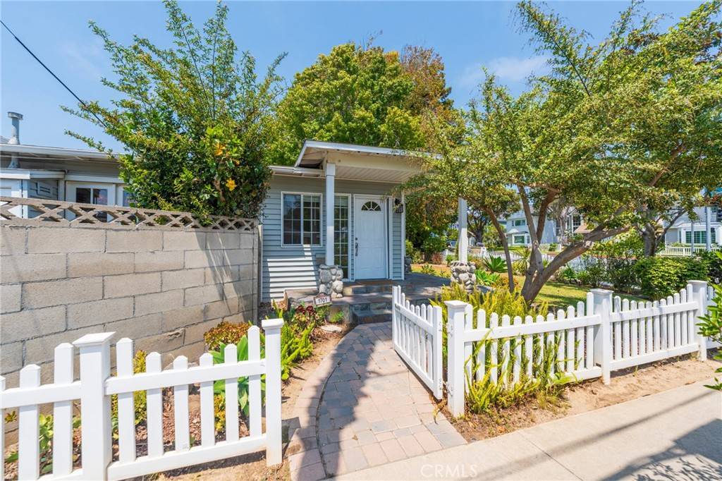 Huntington Beach, CA 92648,1701 Lake ST