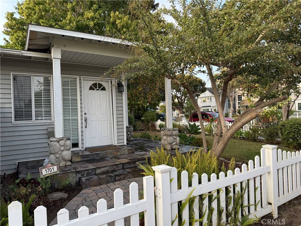 Huntington Beach, CA 92648,1701 Lake ST