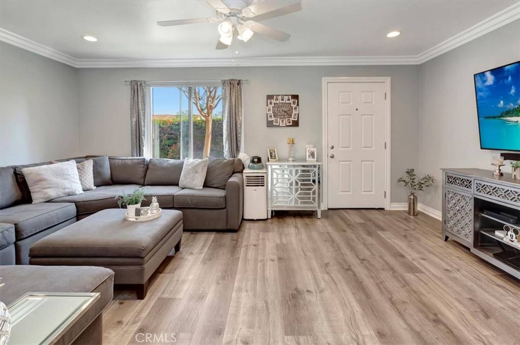Santa Ana, CA 92707,370 Carriage DR #B