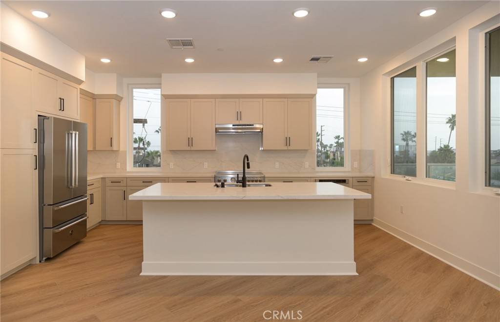 Huntington Beach, CA 92648,414 Main #400