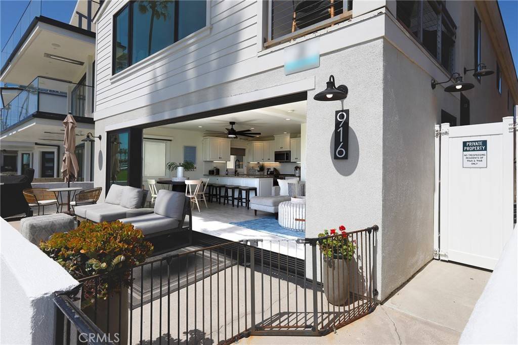 Newport Beach, CA 92661,916 E Oceanfront