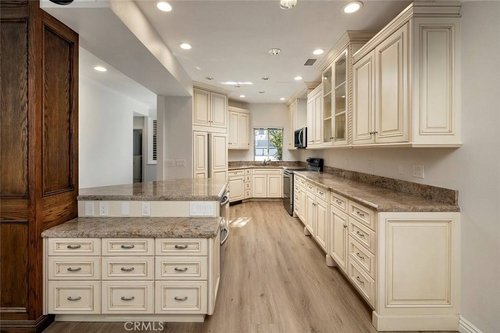Newport Beach, CA 92660,154 Woodburne