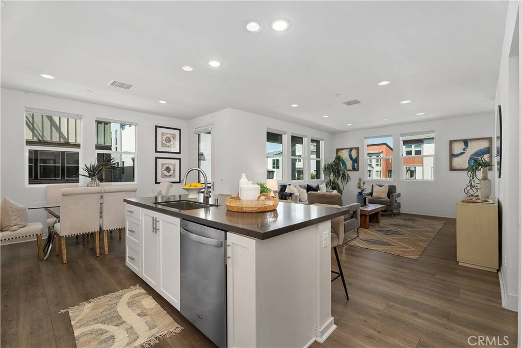 Irvine, CA 92618,102 Fable