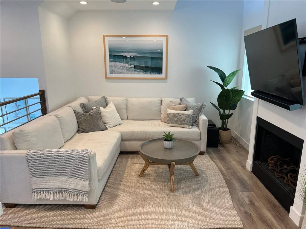 Newport Beach, CA 92663,123 36th #B