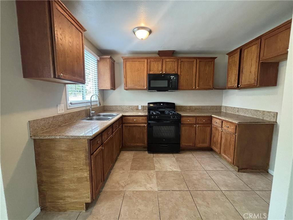 Canoga Park, CA 91303,7447 Loma Verde AVE