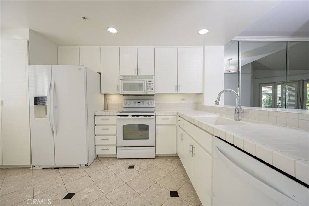 Irvine, CA 92612,2243 Martin #419