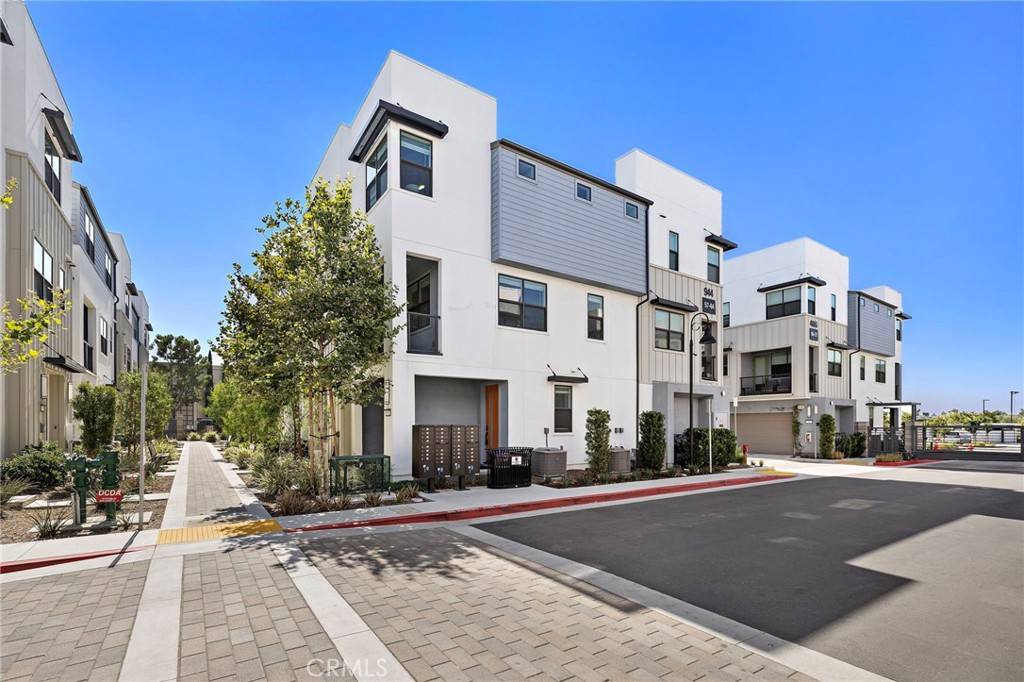 Ontario, CA 91764,944 N Divino Privado #57