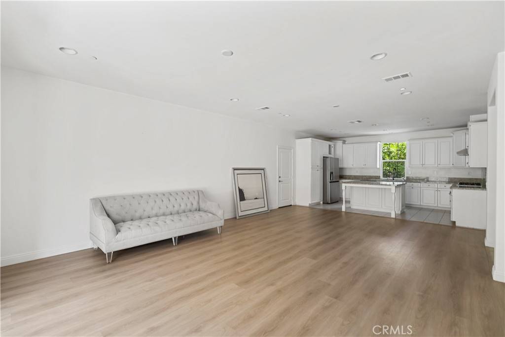 Irvine, CA 92618,217 Wicker