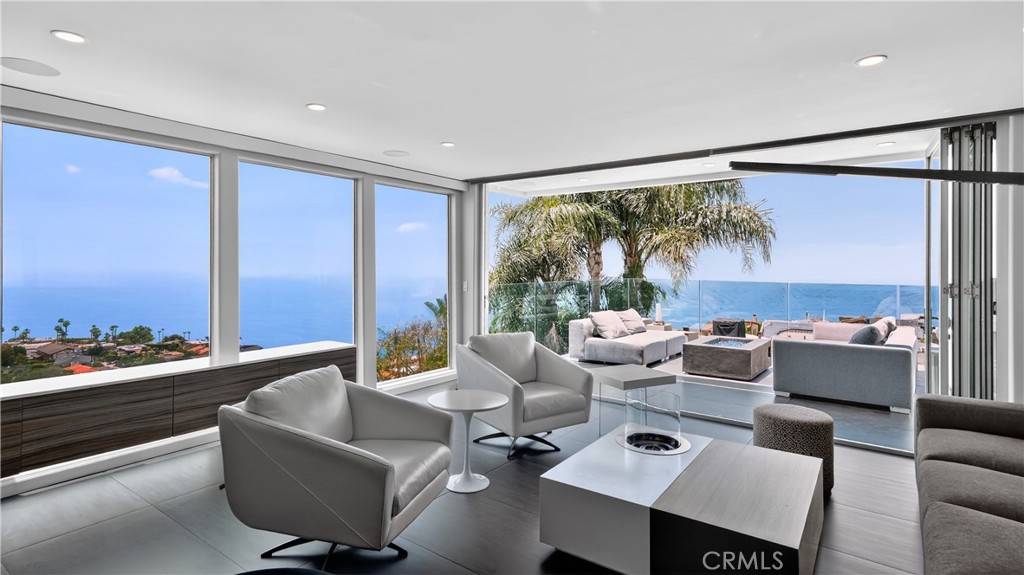 Laguna Beach, CA 92651,855 Santa Ana ST