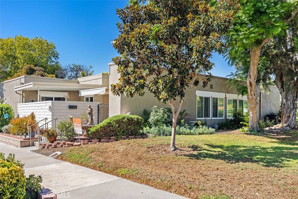 Laguna Woods, CA 92637,2048 Via Mariposa #D