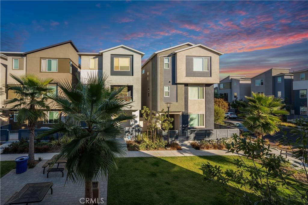 Santa Ana, CA 92701,921 E 3rd ST