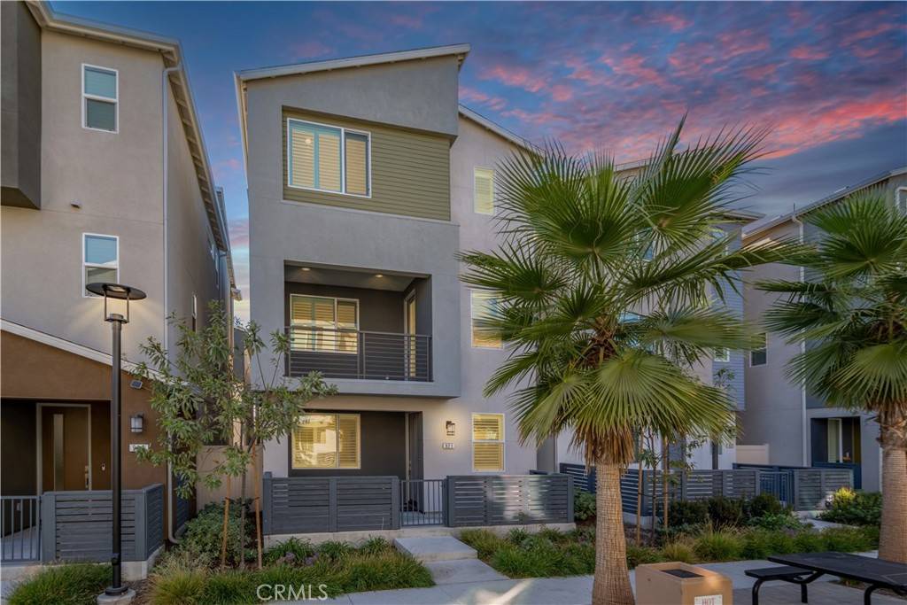 Santa Ana, CA 92701,921 E 3rd ST