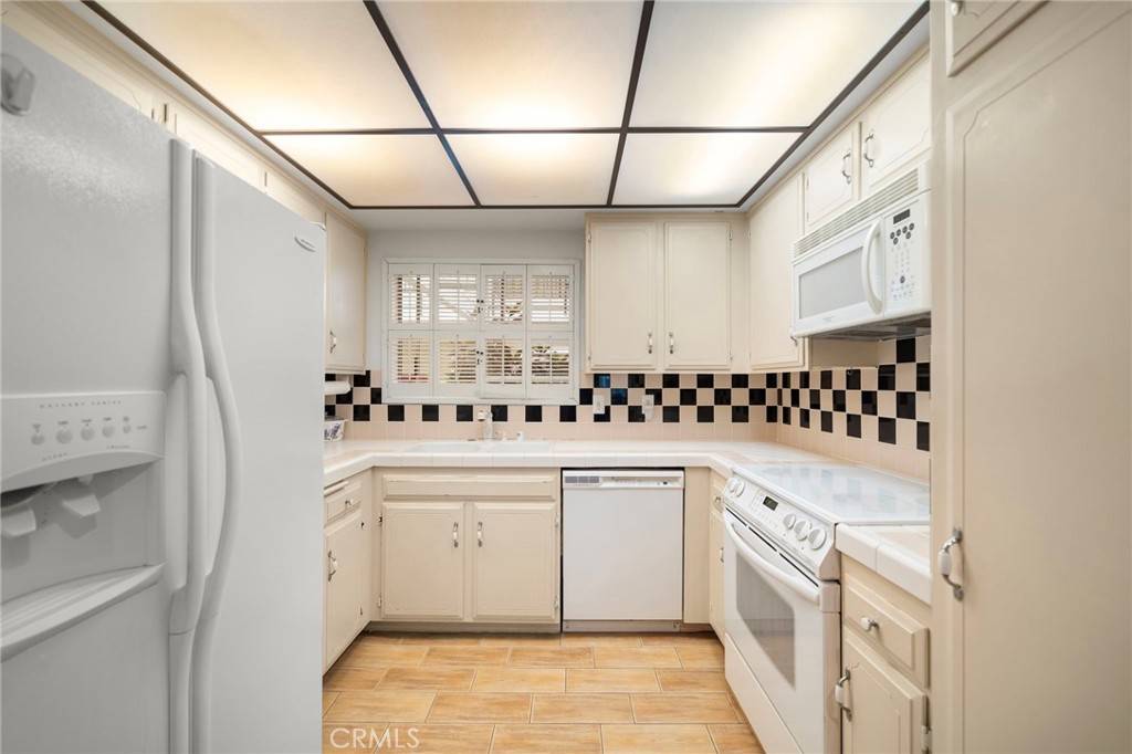 Laguna Woods, CA 92637,3241 San Amadeo #1E