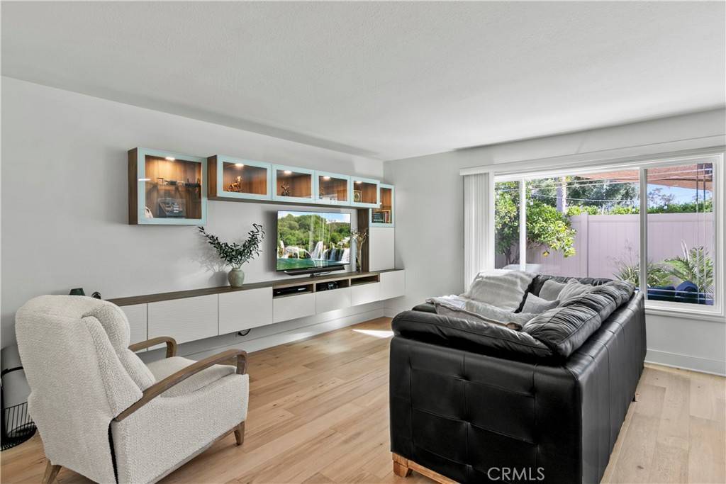 Laguna Hills, CA 92653,6 Robin Hill Lane