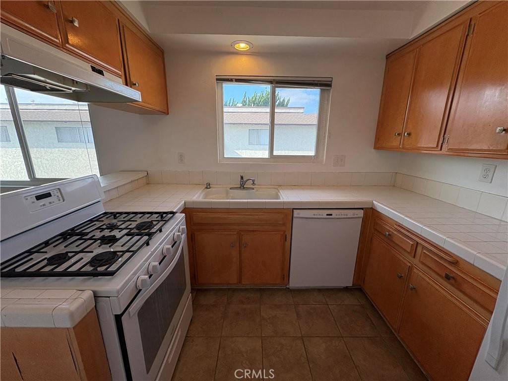 Huntington Beach, CA 92647,17061 Evergreen CIR #D