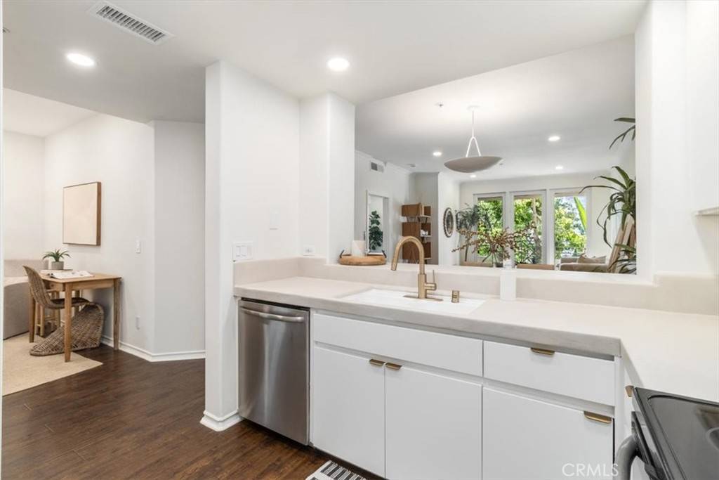 Irvine, CA 92612,2233 Martin #216