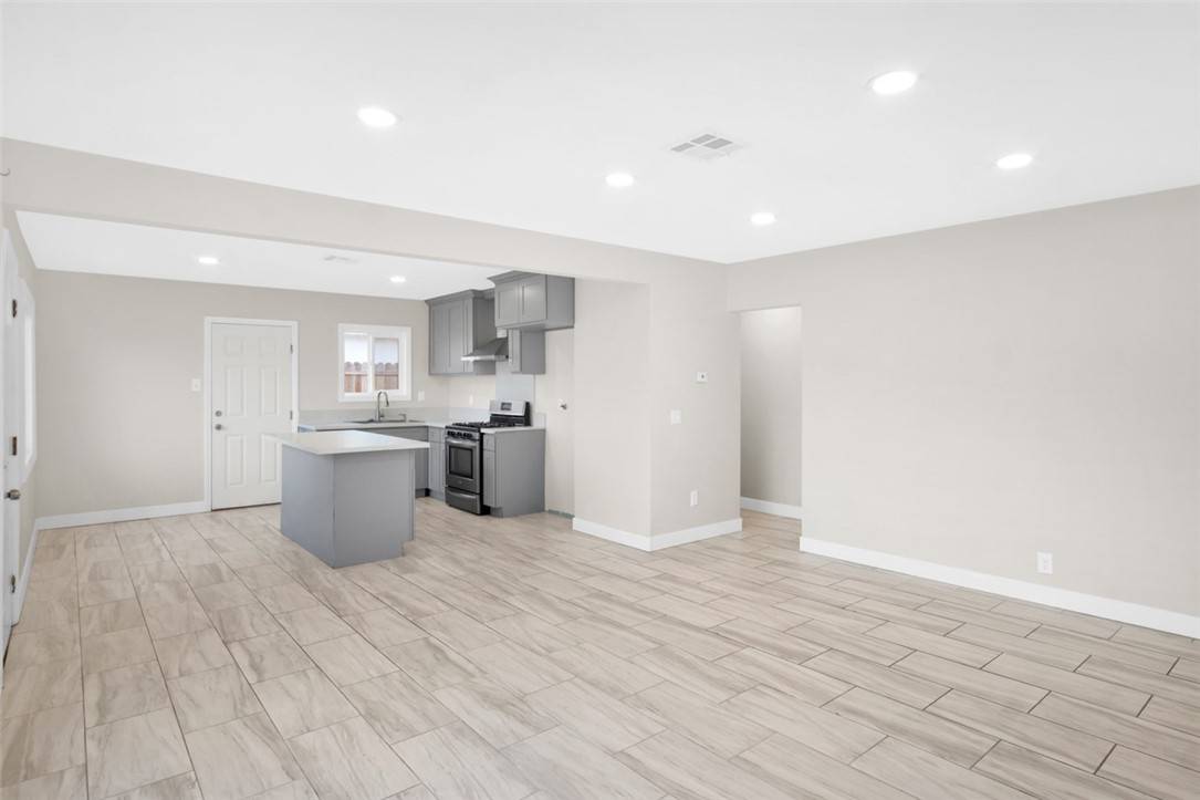 Santa Ana, CA 92703,5522 Silver