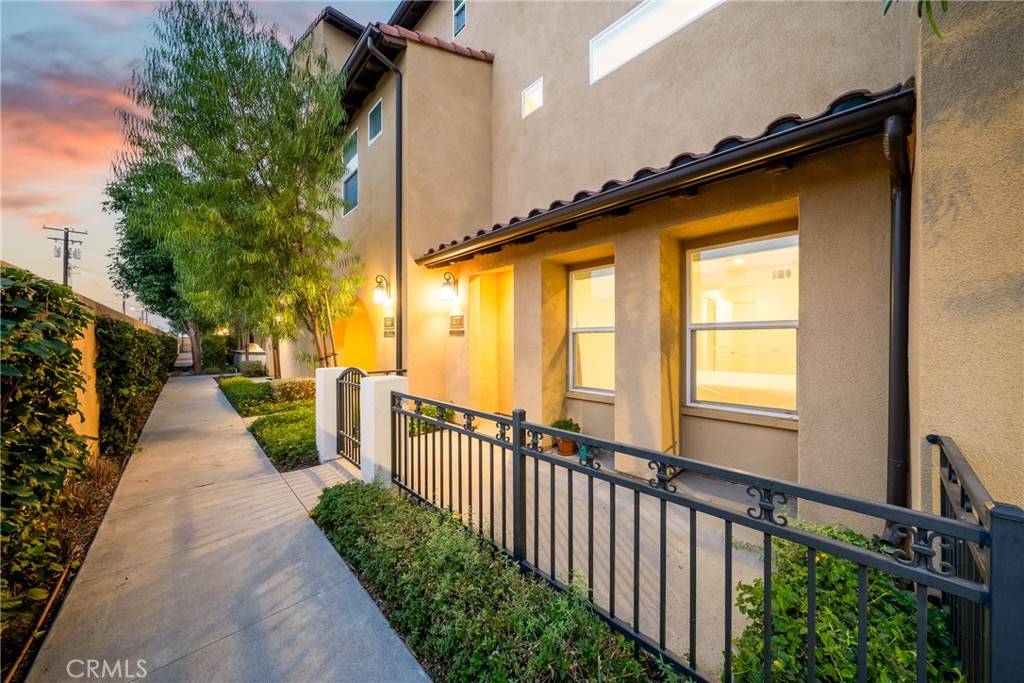 Anaheim, CA 92805,677 S District