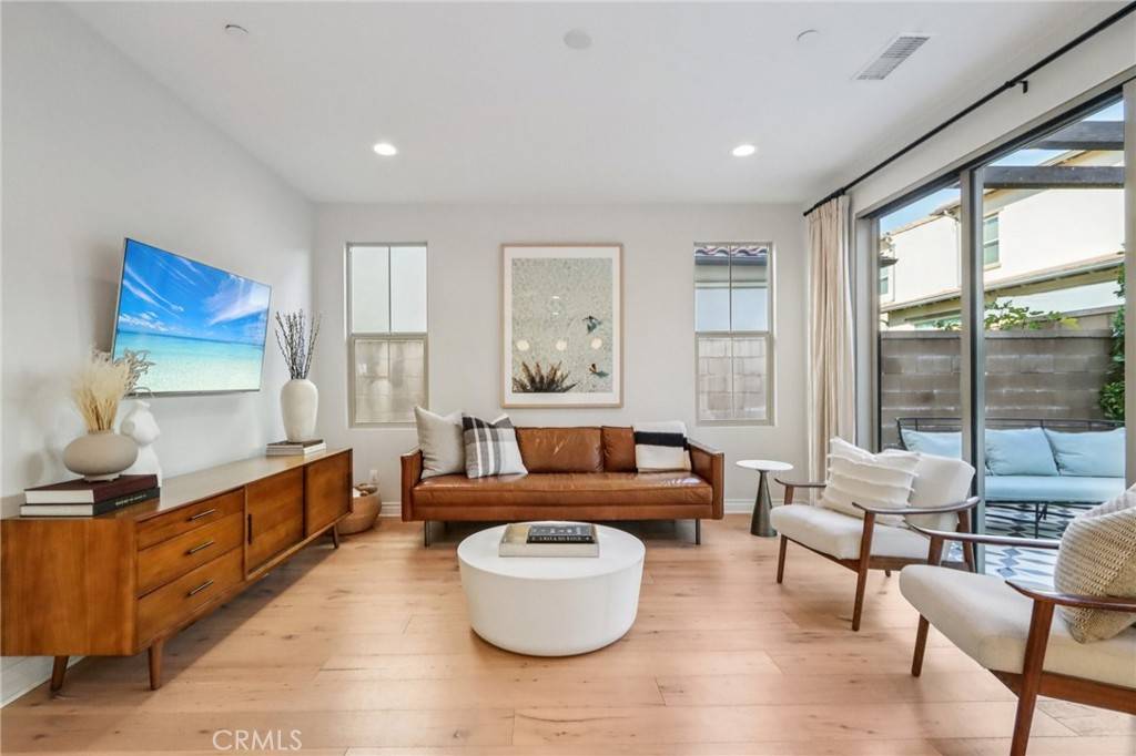 Irvine, CA 92618,110 Globe