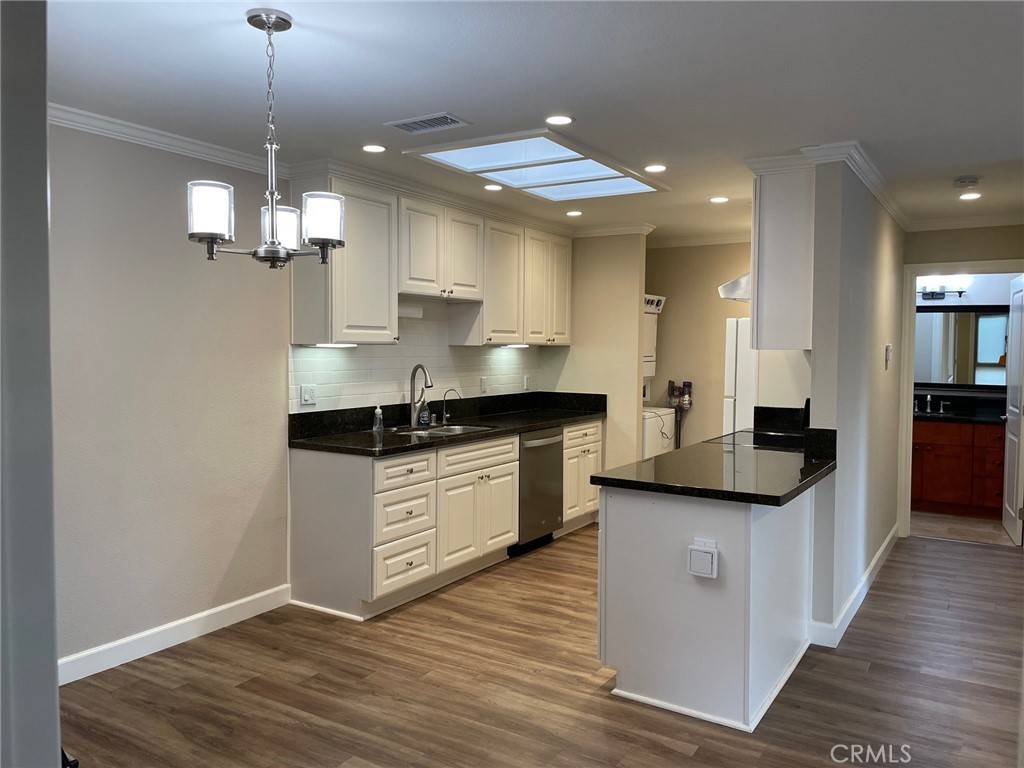 Laguna Woods, CA 92637,2192 E Via Mariposa E #D