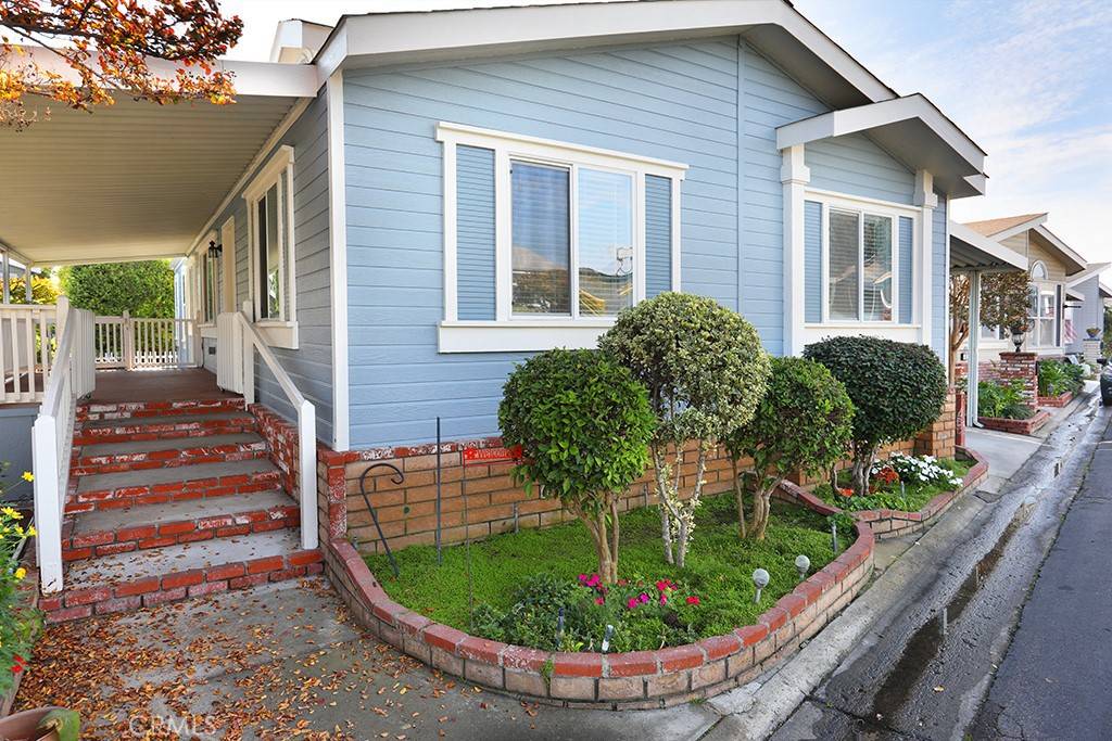 Tustin, CA 92780,61 Saddleback RD