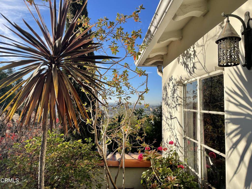 Los Angeles, CA 90069,8855 St Ives DR