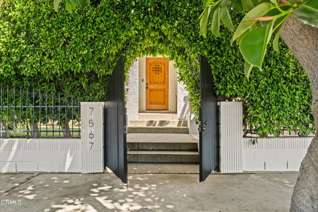 Los Angeles, CA 90036,7567 Rosewood AVE
