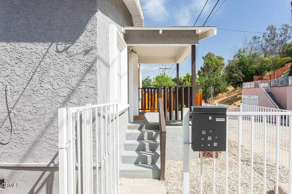 Los Angeles, CA 90065,447 james ST