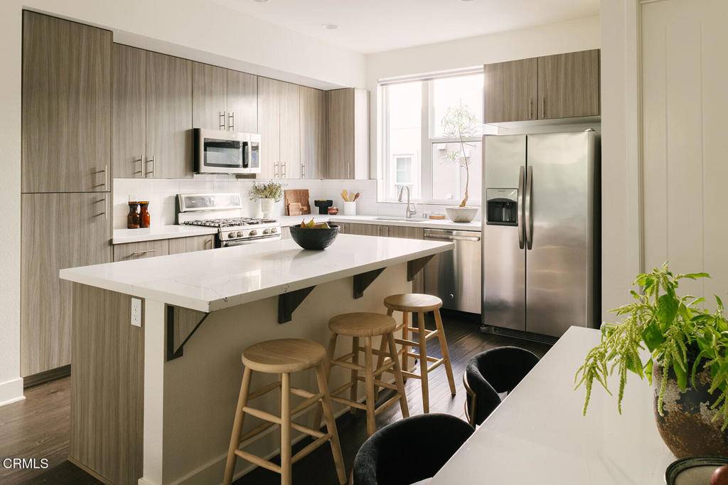 Los Angeles, CA 90039,2753 Waverly DR #302