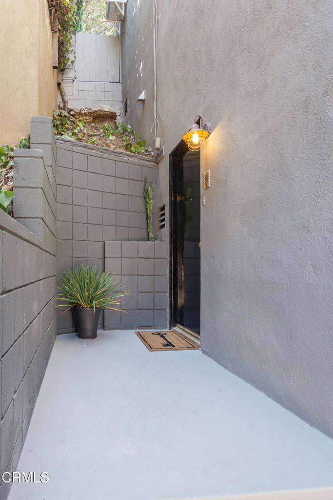 Los Angeles, CA 90068,6827 Pacific View DR