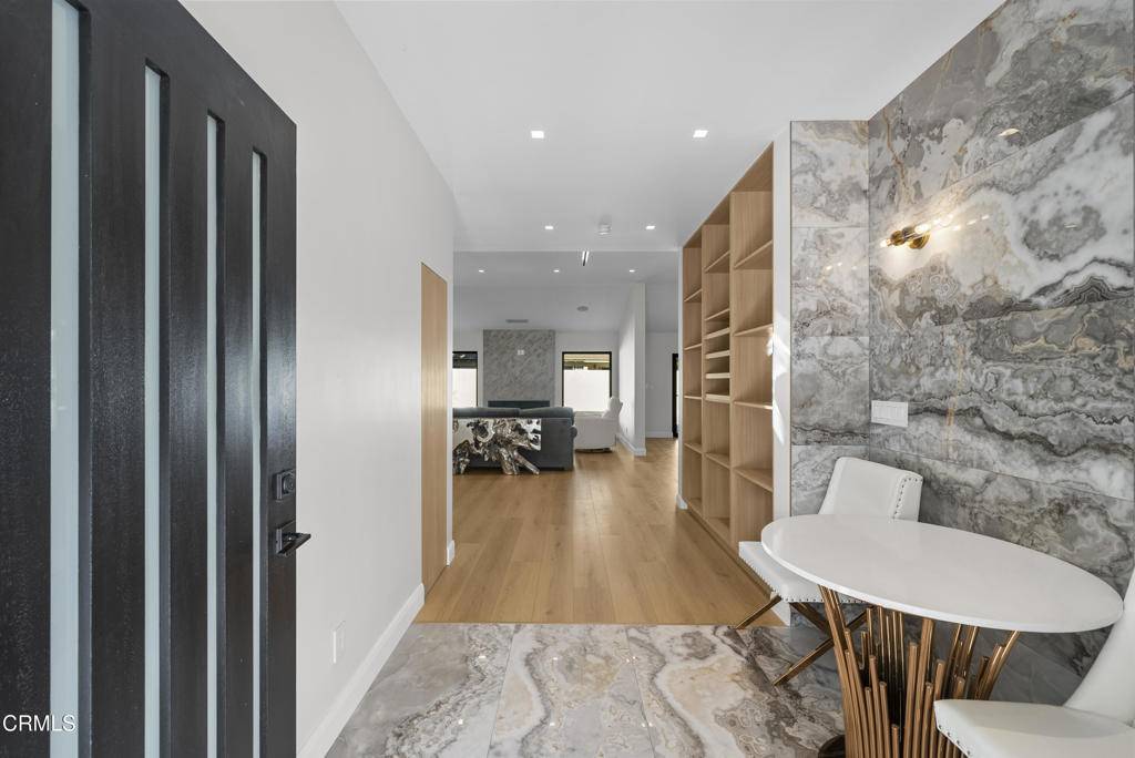 Los Angeles, CA 91401,14145 Weddington ST