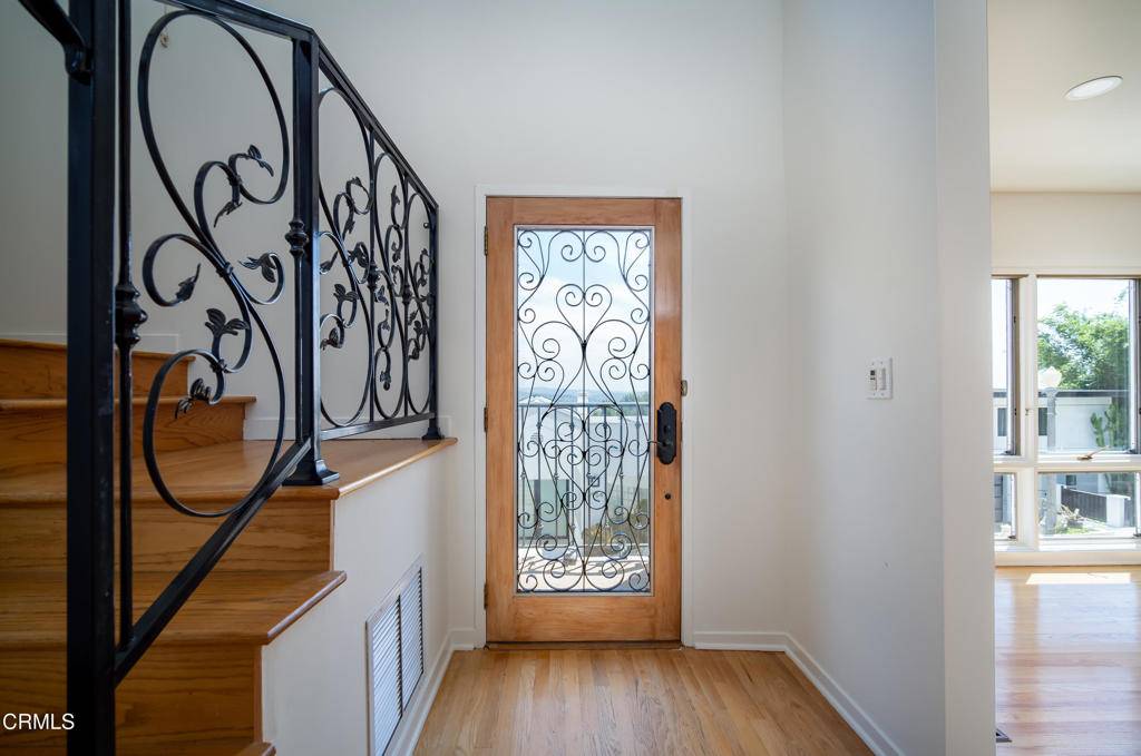 Los Angeles, CA 90027,3955 Farmouth DR