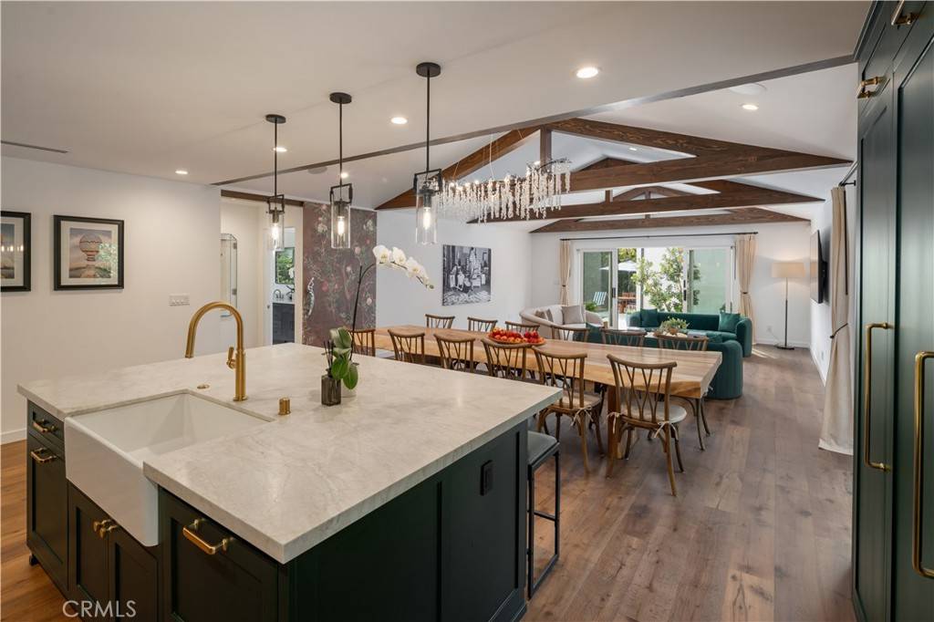 Los Angeles, CA 90048,133 N La Jolla AVE