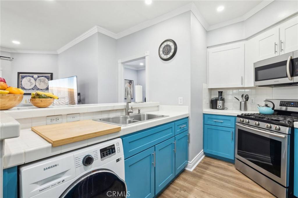 Van Nuys, CA 91411,14914 Hamlin ST #104