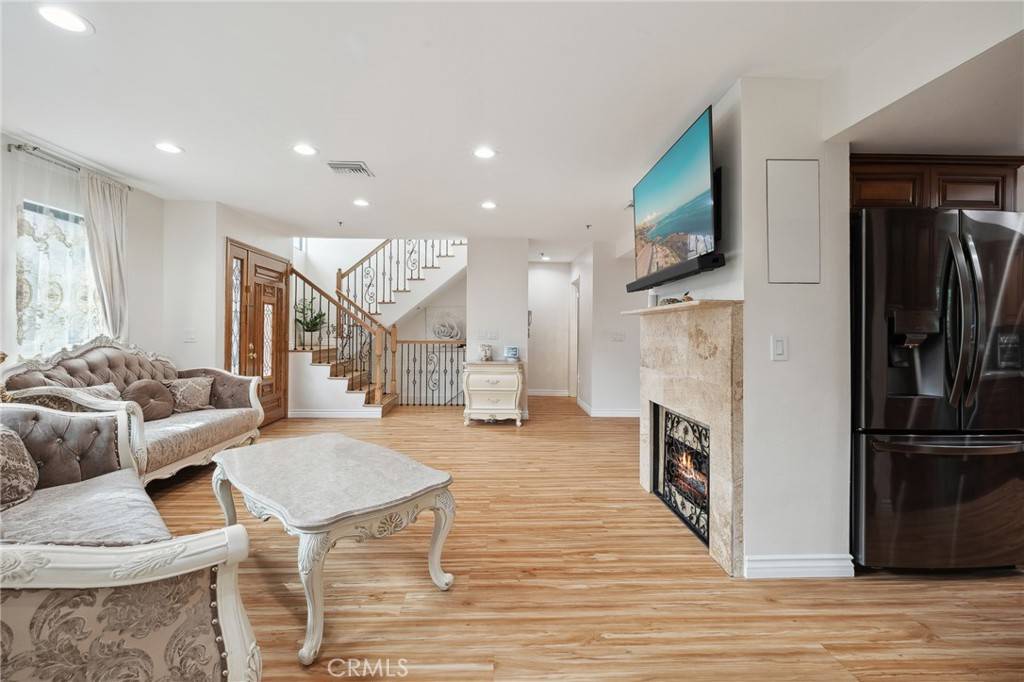 Glendale, CA 91202,301 W Loraine ST #3