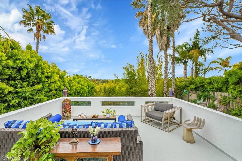 Santa Monica, CA 90405,2025 Navy ST