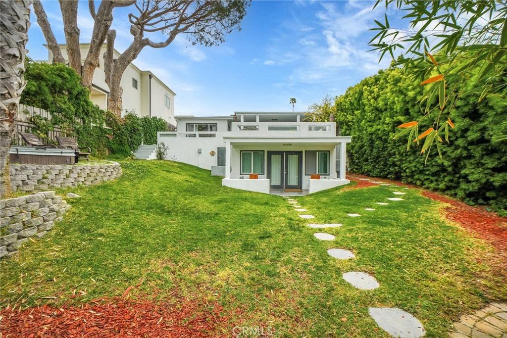 Santa Monica, CA 90405,2025 Navy ST