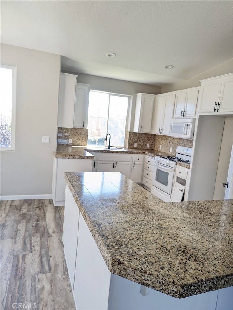 Santa Maria, CA 93458,808 Damask CT