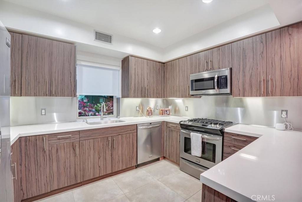 Studio City, CA 91604,11023 Fruitland DR #104