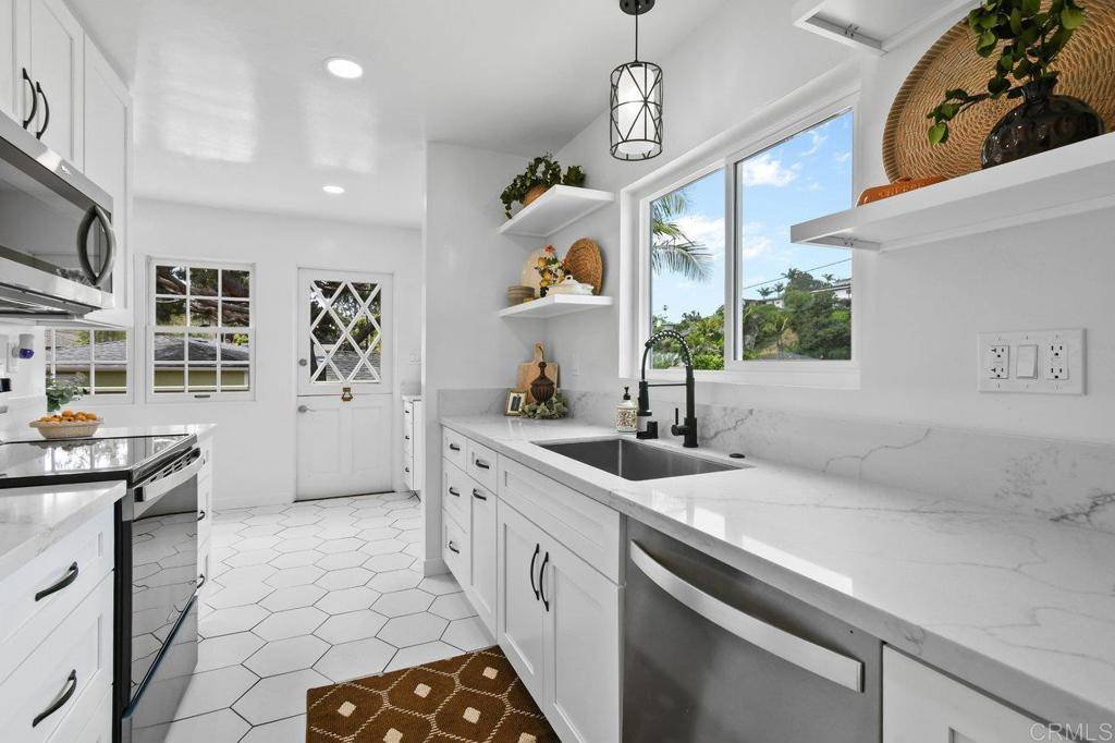 San Diego, CA 92107,4055 Bernice DR